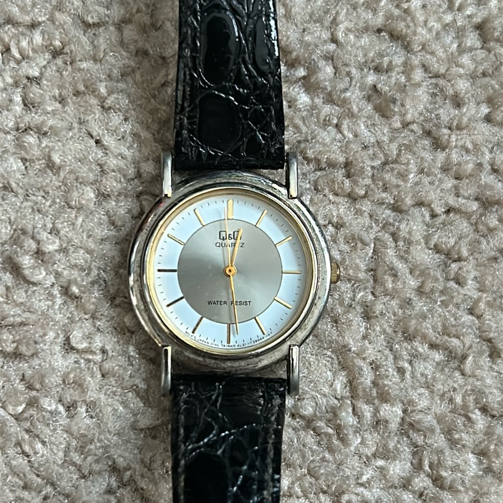 Q&Q womens vintage dainty two tone/black adjustable wristwatch one size‎